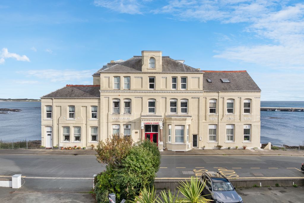 10 Carrick Court, Bay View Road, Port St Mary